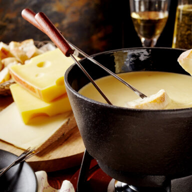 ¿Cómo hacer una fondue de queso?